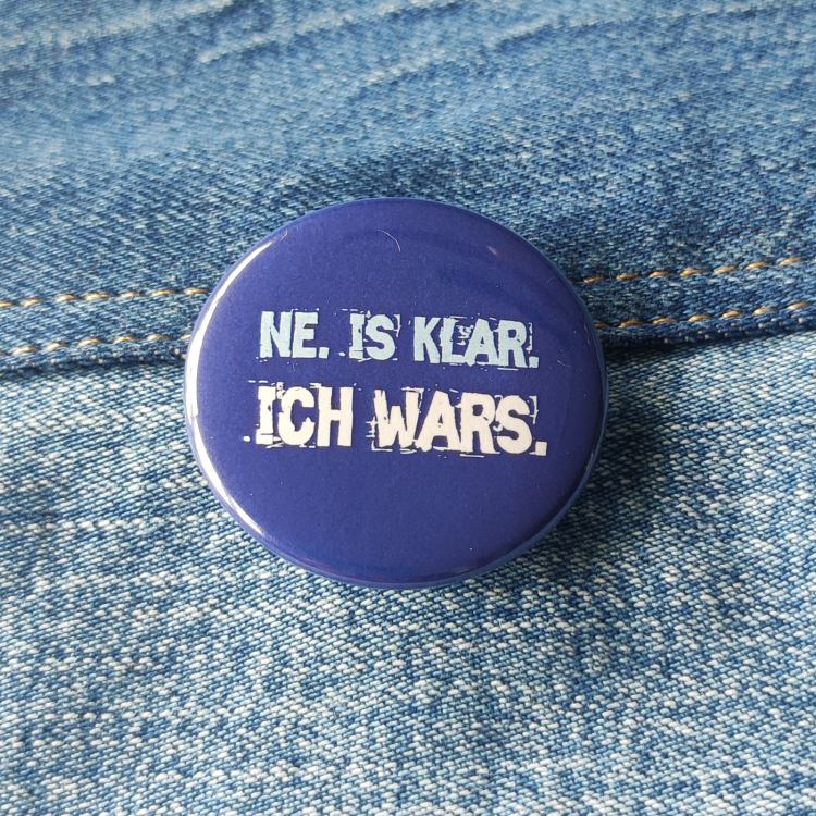 Ansteckbutton Ne, is klar. Ich wars. auf Jeans